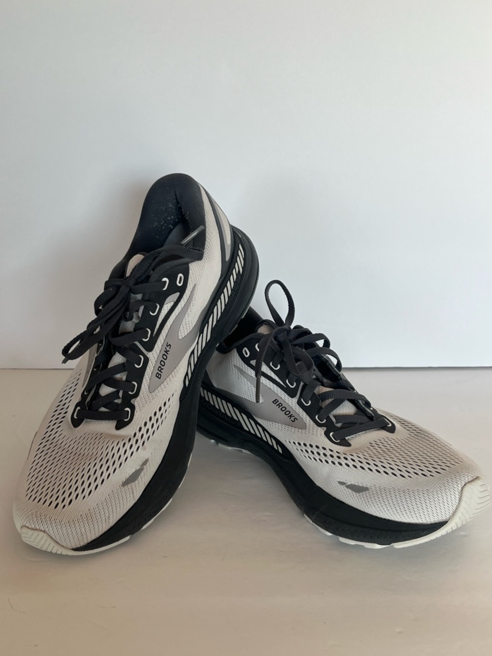 Brooks Men’s Tennis Shoes.